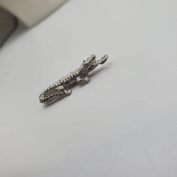 Silver toned crocodile necklace charm pendant outdoor‎ life adventure